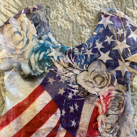 Women’s medium Patriotic Big Bang blouse so pretty - Picture 3 of 6